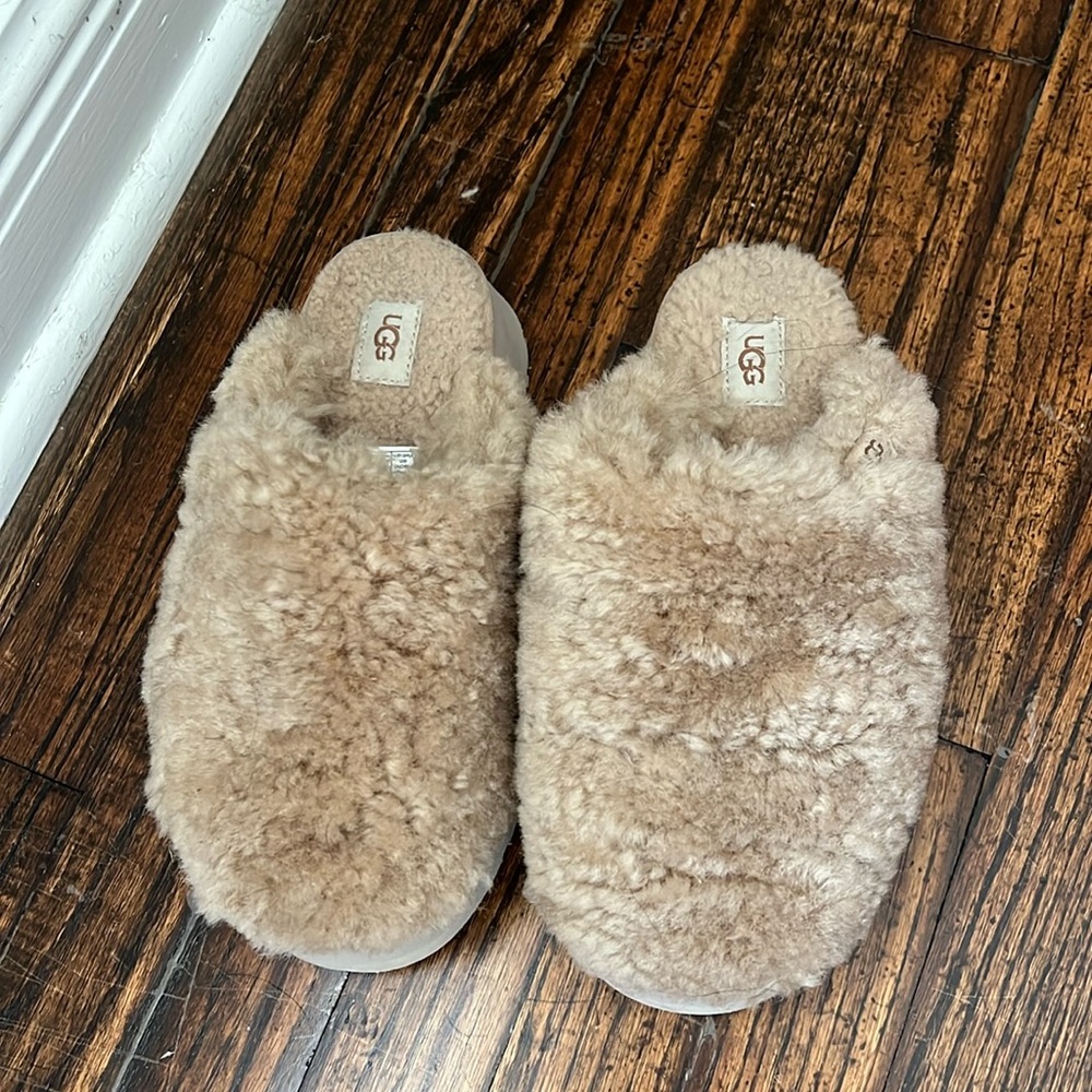 UGG platform slippers never worn size 6